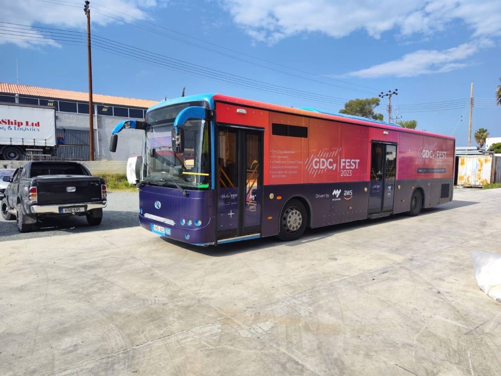 Брендированный автобус с GDCy на уликах Лимассола